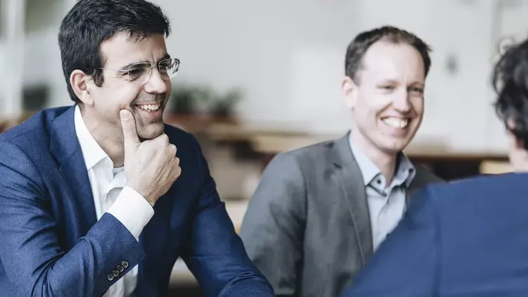 Mannen aan tafel in gesprek bij Sportcampus Zuiderpark - foto Barbara Trienen
