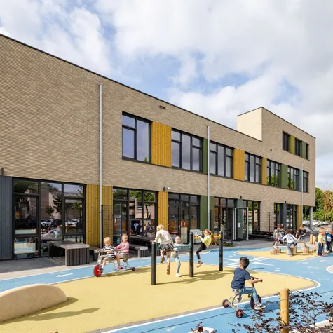 Buitenterrein spelende kinderen IKC Remigius Duiven foto KOW