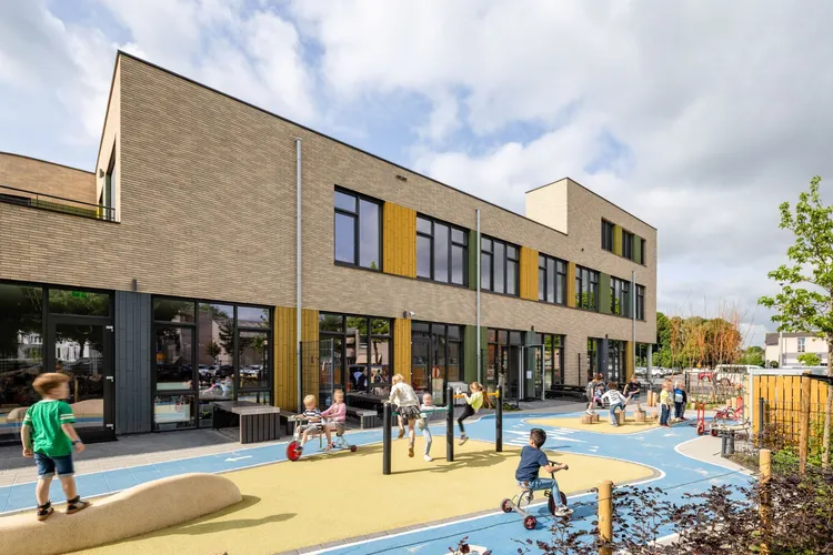 Buitenterrein spelende kinderen IKC Remigius Duiven foto KOW