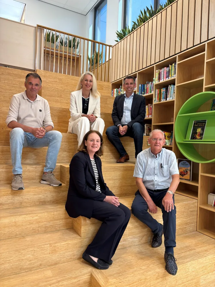 Tribunetrap met vlnr Wilbert Annemieke Erwin Monique Luuk IKC Remigius Duiven foto Schooldomein