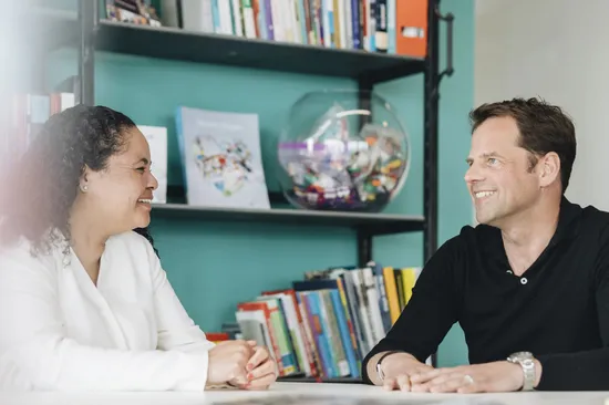 Yuit Yin en Peter Jan in gesprek ICSadviseurs Amsterdam - Barbara Trienen Photo